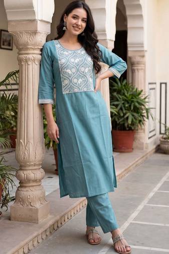 Women Ethnic Motifs Embroidered Regular Thread Work Kurta with Trousers