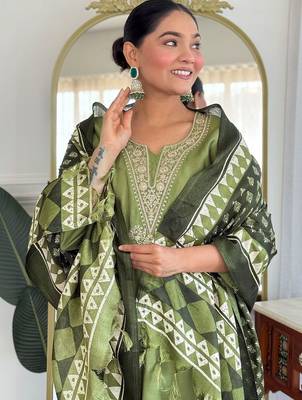 Ethnic Motifs Embroidered Regular Sequinned Kurta with Trousers & With Dupatta 5