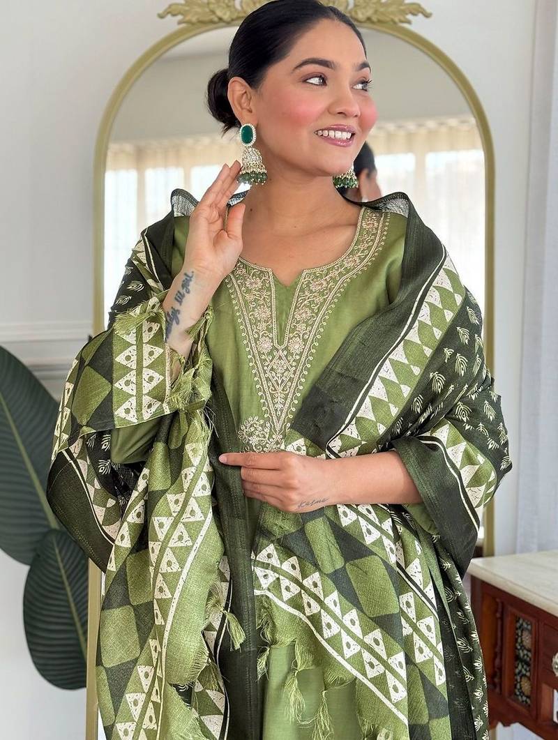 Ethnic Motifs Embroidered Regular Sequinned Kurta with Trousers & With Dupatta