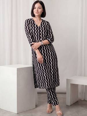 Women Printed Regular Pure Cotton Kurta with Trousers 1