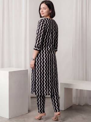Women Printed Regular Pure Cotton Kurta with Trousers 4