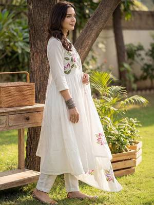 Women Floral Printed Regular Pure Cotton Kurta with Trousers & With Dupatta 2