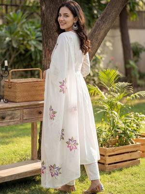 Women Floral Printed Regular Pure Cotton Kurta with Trousers & With Dupatta 3