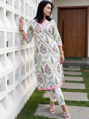 Women Floral Printed Regular Pure Cotton Kurta with Trousers 1