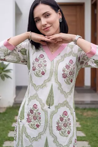 Women Floral Printed Regular Pure Cotton Kurta with Trousers
