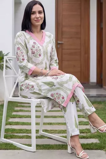Women Floral Printed Regular Pure Cotton Kurta with Trousers