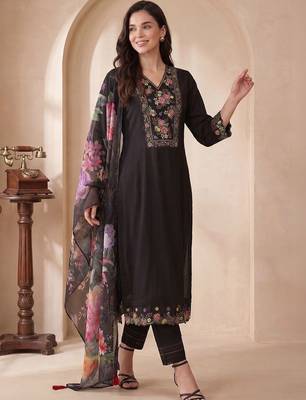 Women Floral Embroidered Regular Thread Work Liva Kurta with Trousers & With Dupatta 1