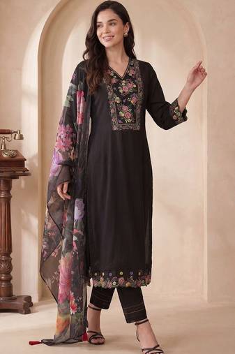 Women Floral Embroidered Regular Thread Work Liva Kurta with Trousers & With Dupatta