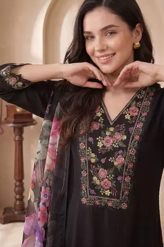 Women Floral Embroidered Regular Thread Work Liva Kurta with Trousers & With Dupatta