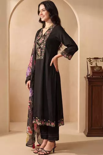 Women Floral Embroidered Regular Thread Work Liva Kurta with Trousers & With Dupatta