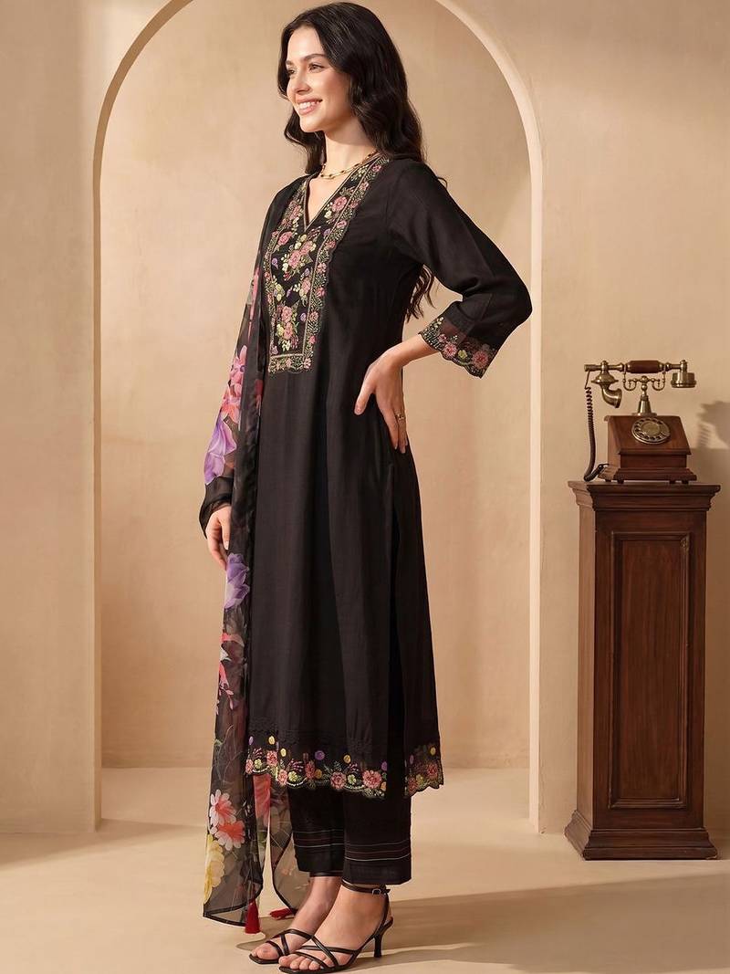 Women Floral Embroidered Regular Thread Work Liva Kurta with Trousers & With Dupatta