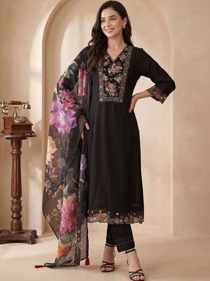 Women Floral Embroidered Regular Thread Work Liva Kurta with Trousers & With Dupatta 6