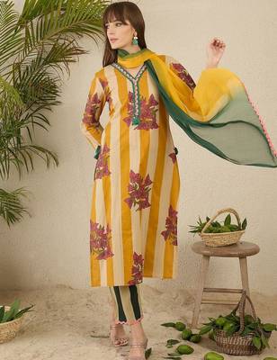Women Printed Regular Pure Cotton Kurta with Trousers & With Dupatta 5
