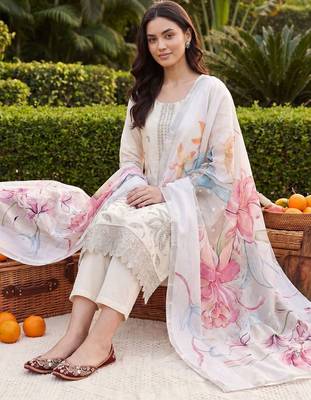 Women Floral Embroidered Regular Thread Work Kurta with Trousers & With Dupatta 2