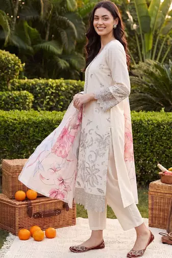 Women Floral Embroidered Regular Thread Work Kurta with Trousers & With Dupatta