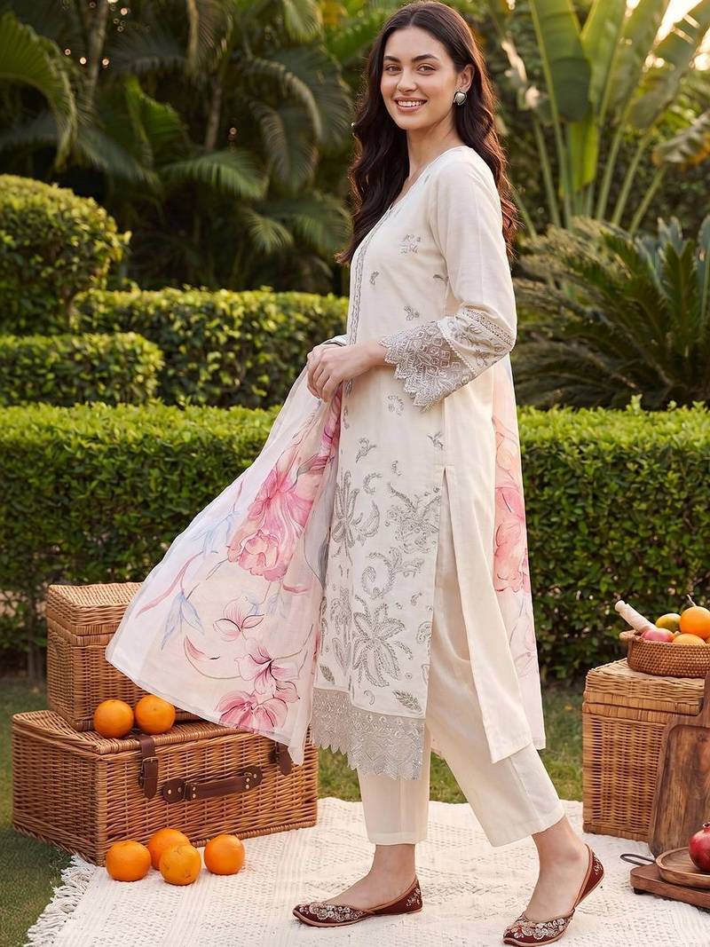 Women Floral Embroidered Regular Thread Work Kurta with Trousers & With Dupatta