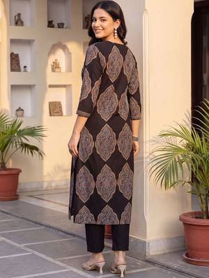 Women Ethnic Motifs Printed Regular Pure Cotton Kurta with Trousers 4