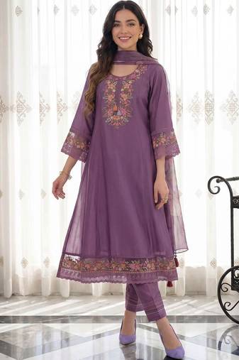 Women Floral Embroidered Regular Thread Work Liva Kurta with Trousers & With Dupatta