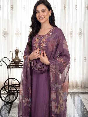 Women Floral Embroidered Regular Thread Work Liva Kurta with Trousers & With Dupatta 2