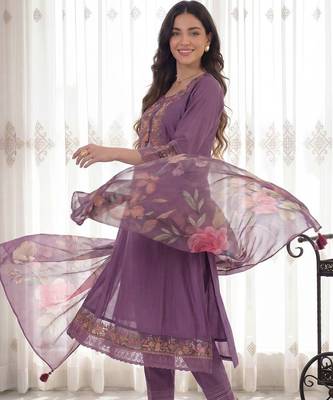 Women Floral Embroidered Regular Thread Work Liva Kurta with Trousers & With Dupatta 3