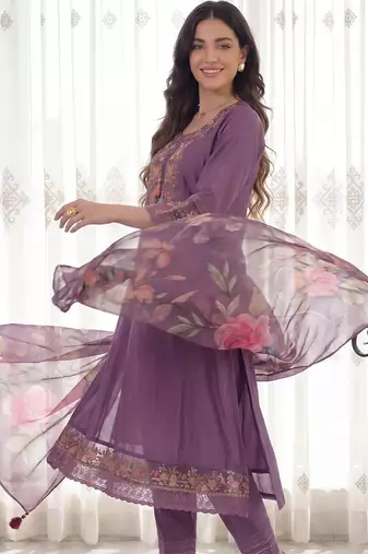 Women Floral Embroidered Regular Thread Work Liva Kurta with Trousers & With Dupatta