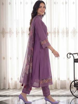 Women Floral Embroidered Regular Thread Work Liva Kurta with Trousers & With Dupatta 4