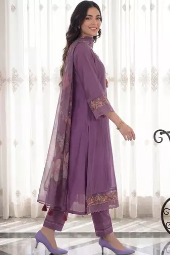 Women Floral Embroidered Regular Thread Work Liva Kurta with Trousers & With Dupatta