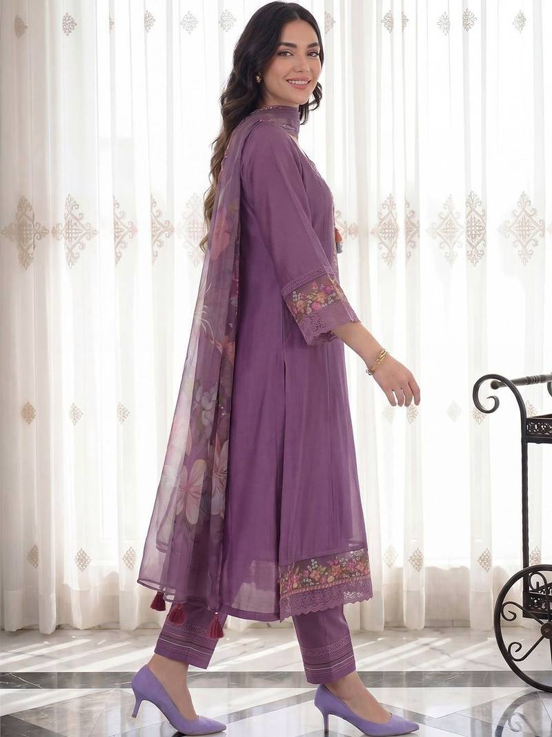 Women Floral Embroidered Regular Thread Work Liva Kurta with Trousers & With Dupatta