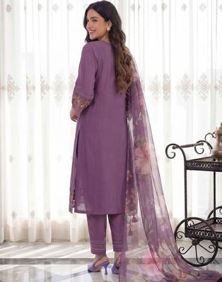 Women Floral Embroidered Regular Thread Work Liva Kurta with Trousers & With Dupatta 5