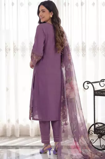 Women Floral Embroidered Regular Thread Work Liva Kurta with Trousers & With Dupatta