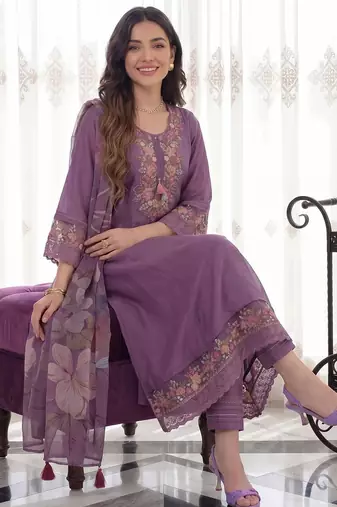 Women Floral Embroidered Regular Thread Work Liva Kurta with Trousers & With Dupatta