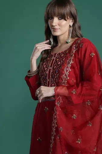Women Floral Embroidered Thread Work Kurta with Trousers & With Dupatta