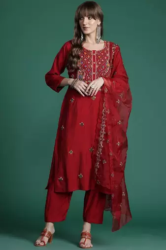 Women Floral Embroidered Thread Work Kurta with Trousers & With Dupatta