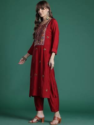 Women Floral Embroidered Thread Work Kurta with Trousers & With Dupatta 7