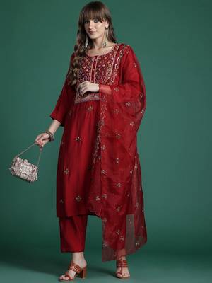 Women Floral Embroidered Thread Work Kurta with Trousers & With Dupatta 1