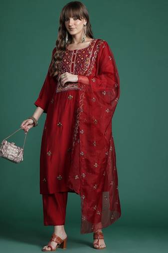 Women Floral Embroidered Thread Work Kurta with Trousers & With Dupatta