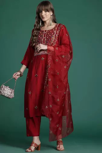 Women Floral Embroidered Thread Work Kurta with Trousers & With Dupatta