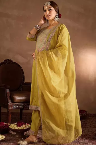 Floral Yoke Design Thread Work Straight Kurta