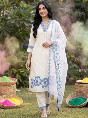 Floral Embroidered Thread Work Straight Kurta With Trousers & Dupatta 1