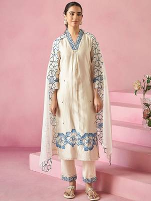 Floral Embroidered Thread Work Straight Kurta With Trousers & Dupatta 2