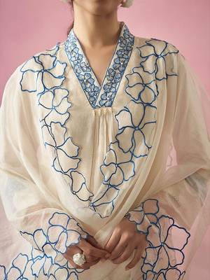 Floral Embroidered Thread Work Straight Kurta With Trousers & Dupatta 3