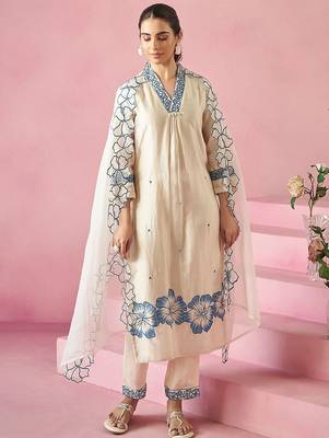 Floral Embroidered Thread Work Straight Kurta With Trousers & Dupatta 4