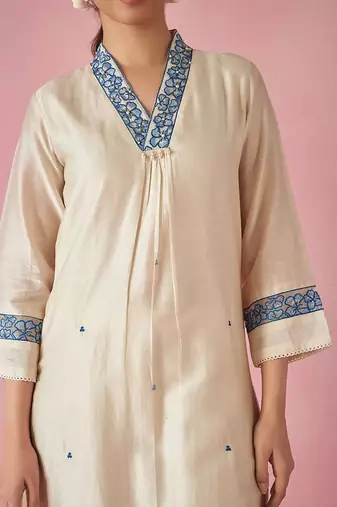 Floral Embroidered Thread Work Straight Kurta With Trousers & Dupatta