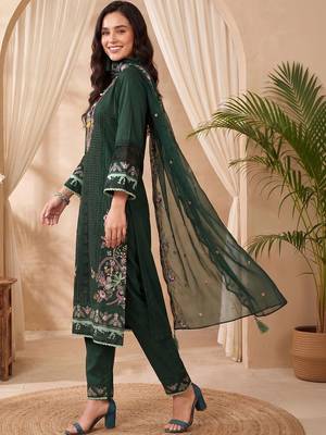 Women Floral Embroidered Regular Thread Work Kurta with Trousers & With Dupatta 1
