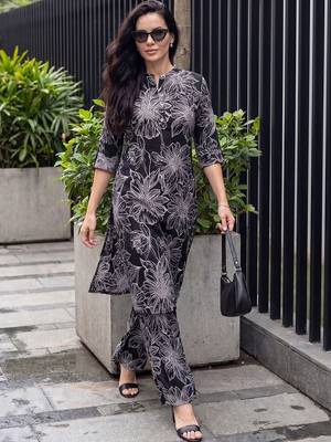 Women Floral Printed Regular Kurta with Trousers 1