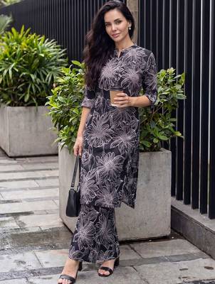 Women Floral Printed Regular Kurta with Trousers 6