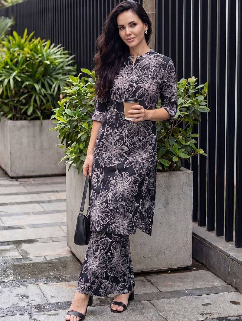 Women Floral Printed Regular Kurta with Trousers