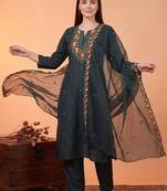 Women Floral Embroidered Regular Thread Work Kurta with Trousers & With Dupatta