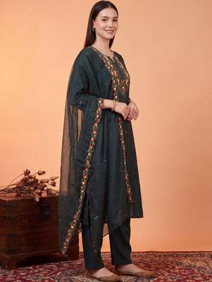Women Floral Embroidered Regular Thread Work Kurta with Trousers & With Dupatta 3
