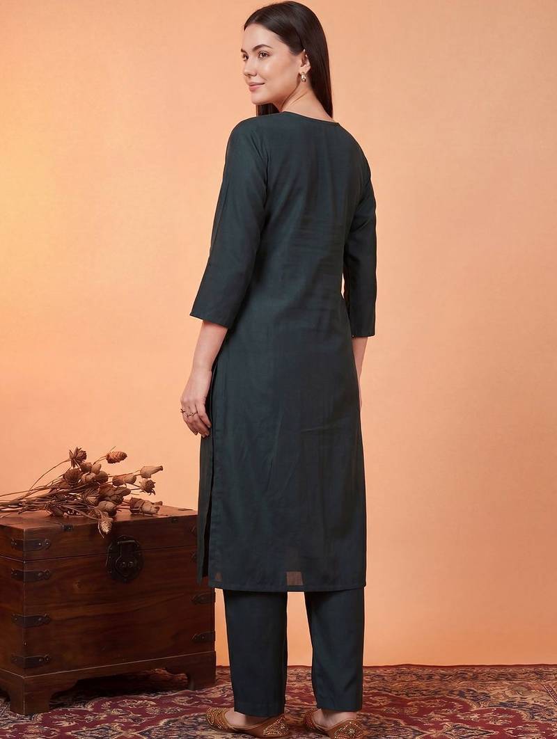Women Floral Embroidered Regular Thread Work Kurta with Trousers & With Dupatta